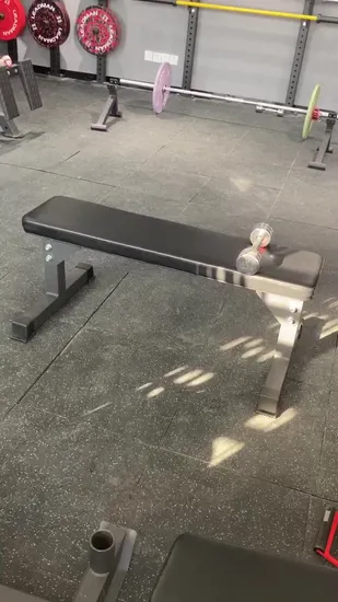 Banco de gimnasio plano para equipos deportivos de fitness con costuras de tubo completamente soldadas y con un acabado impecable.