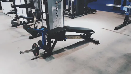 Banco ajustable multiusos con soporte para mancuernas