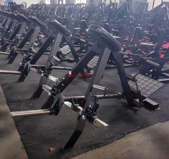 Banco de gimnasio con máquina de hiperextensión inversa con carga de placas de Hammer Strength